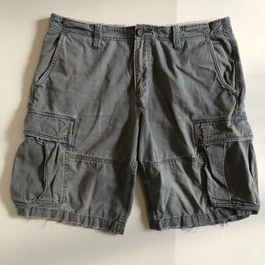 🌟 Gray cargo shorts